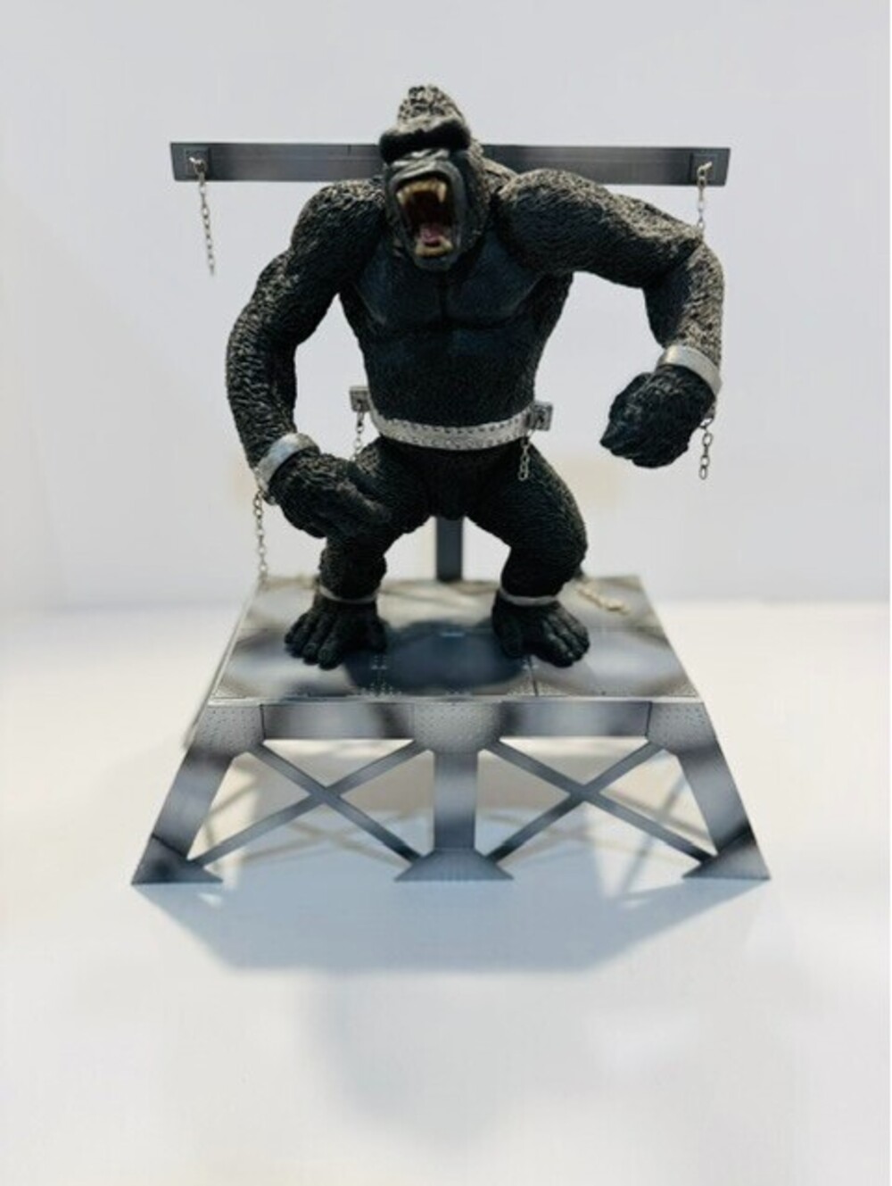 2001 McFarlane Movie Maniacs King Kong Deluxe Boxed Set Chained Stage Diorama